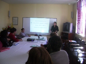 La profesional Jocelyn Franco realizando la charla informativa del programa de ayudas técnicas.