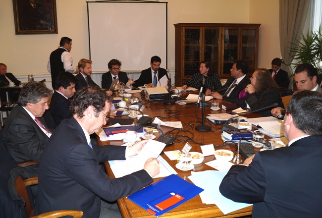 Director Nacional del Senadis durante la sesión de la Comisión de Constitución en ex Congreso.