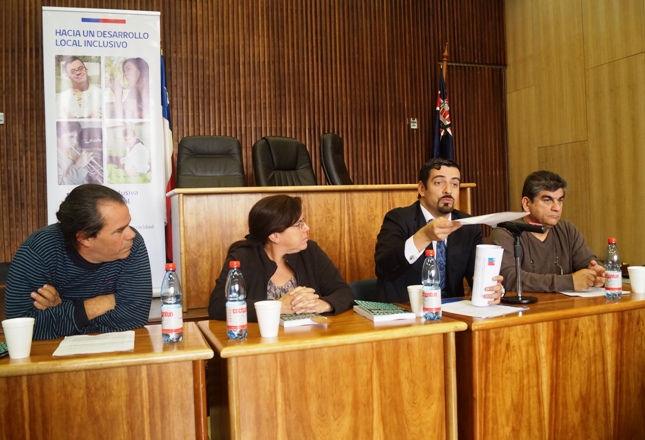 Director Nacional junto a los panelistas en la presentación del libro