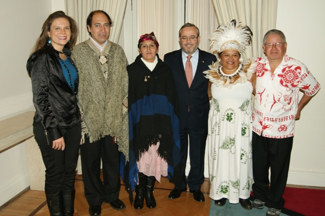 Ministro Baranda y Directora Nacional del Senadis junto a los representantes de pueblos indígenas y sus acompañantes. 