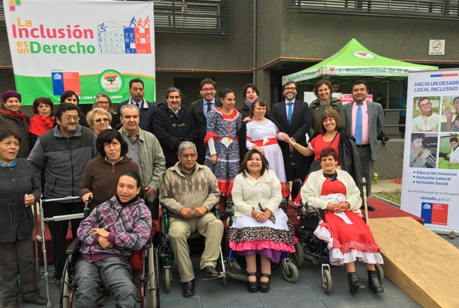 Autoridades junto a las personas con discapacidad en el lanzamiento de EDLI en El Bosque