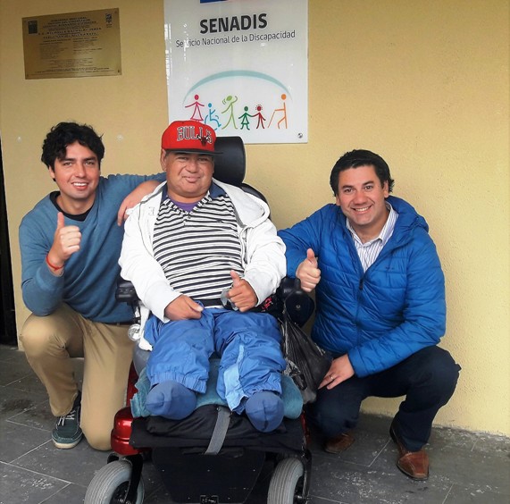 Director Regional de Senadis junto a Luis y un profesional de Senadis.