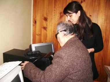 Daniela Guerrero junto a una persona con discapacidad visual que instala el equipamiento financiado por Senadis