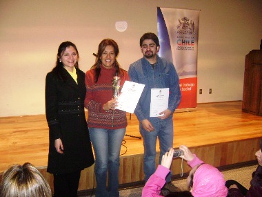 Soledad Cárdenas entrega los certificados del curso de capacitación a dos personas con discapacidad