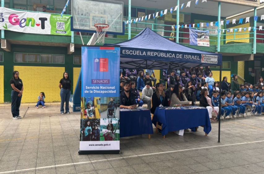 Foto grupal de los participantes en la ceremonia.