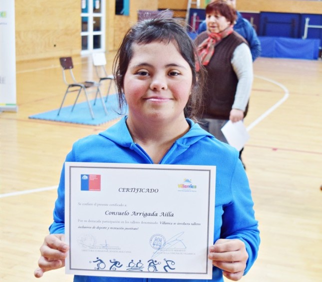 Consuelo Arriagada exhibe un diploma que acredita su participación en el proyecto.