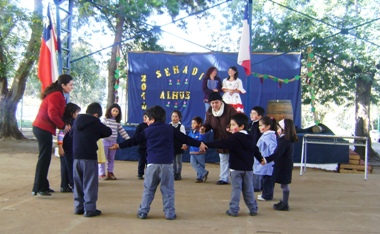 Los alumnos del kinder de la Escuela Básica G-497 realizan una ronda junto a las educadoras.
