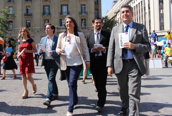 Ministra de Desarrollo Social junto a Directores de Servicios Relacionados. 