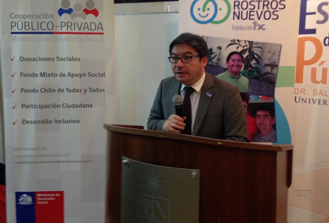 Ministro Marcos Barraza en conversatorio sobre vida independiente de fundación Rostros Nuevos