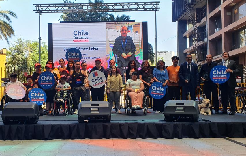 Fotografía personas reconocidas en el Día Internacional de las Personas con Discapacidad en Chile.