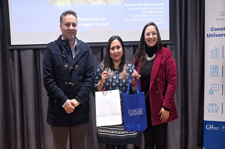 La profesional de Senadis Yenniffer Morales junto a representantes de la casa de estudios.