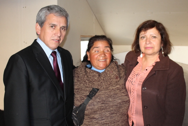Seremi de Desarrollo Social y Directora Regional de Valparaíso junto a persona ciega durante visita a barrio inclusivo.