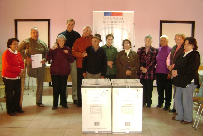 Director Regional del Senadis junto a los integrantes de Agrupación de Adultos Mayores Nuevo Milenio.