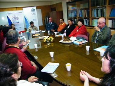 Los representantes de organizaciones de y para personas con discapacidad en la actividad de entrega del libro Rampas y Barreras.