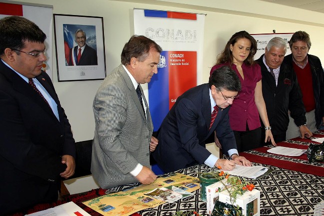 Ministro Lavín junto a las autoridades en el lanzamiento del programa. 
