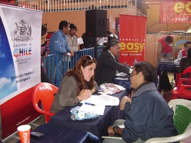 La profesional Jocelyn Franco, de la Dirección Regional de Antofagasta entrega información en la Segunda Feria Laboral.