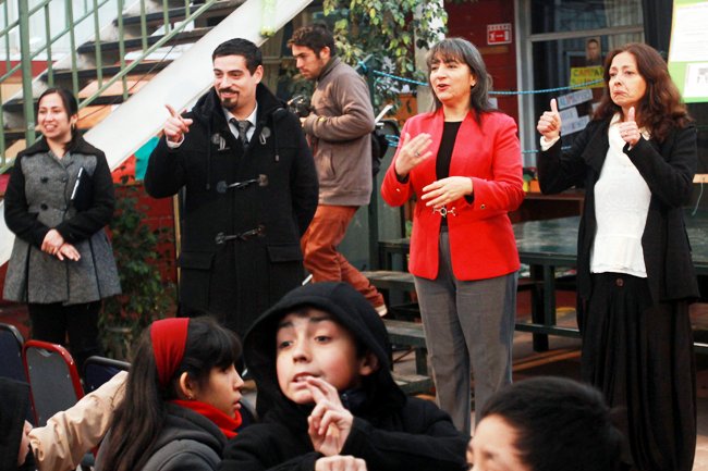 Ministra Villegas y Director Nacional de Senadis en homenaje a Nicanor Parra