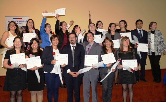 Director Nacional del Senadis junto a los primeros intérpretes en Lengua de Señas graduados.