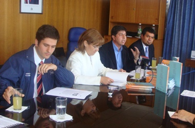 El Coordinador de Gestión Operativa, Christian Cortés junto a la Intendenta y al Seremi de la Serplac en el lanzamiento del libro.