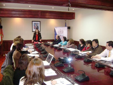 La Coordinadora de Gestión Operativa, Soledad Cárdenas realizando el taller a encargados y encargadas de la OIRS en la región.