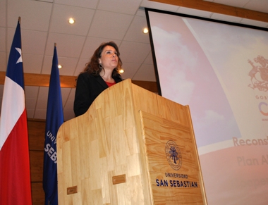 Directora Nacional del SENADIS dando su discurso en la ceremonia realizada en la Universidad San Sebastián.