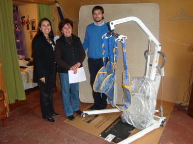 Sandra Nárvaez y Claudio Jiliberto de la Dirección Regional Biobío, junto a madre del joven que recibió ayuda técnica.