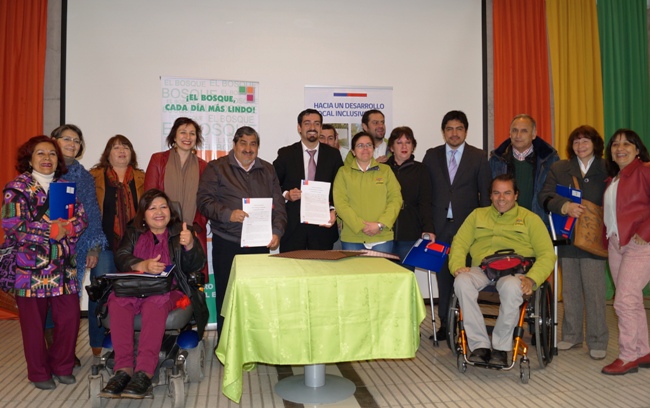 Director del Senadis y Alcalde de El Bosque exhiben convenio firmado entre las instituciones.