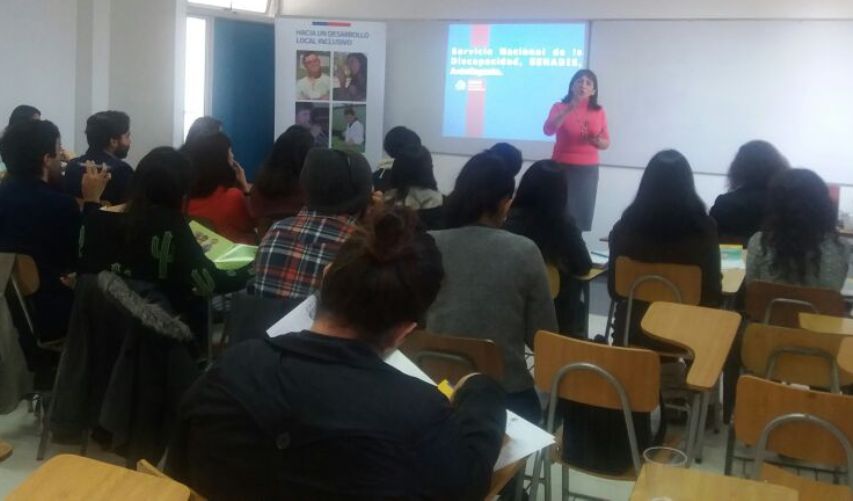SENADIS participa en actividad de difusión en Universidad Santo Tomás