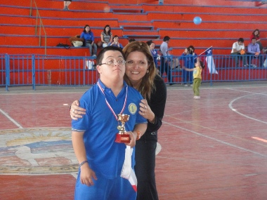 Coordinadora de Gestión Operativa del Senadis, Ximena Arancibia junto a un joven deportista que participó en el campeonato