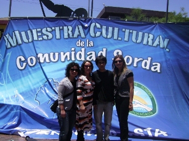 La Coordinadora de Gestión Operativa del Senadis junto a invitados a la muestra cultural de la comunidad de personas sordas