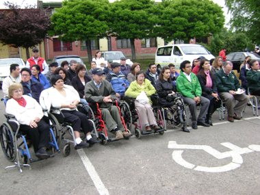 Autoridades regionales junto a las personas con discapacidad en el lanzamiento de los fondos concursables del SENADIS