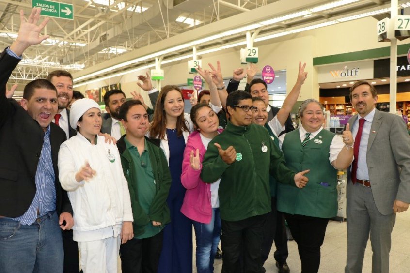 Autoridades junto a trabajadores del supermercado Jumbo.