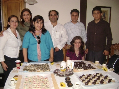 La Coordinadora de Gestión Operativa del Senadis, Ximena Arancibia, junto a los invitados a la degustación y Marisol Layer.