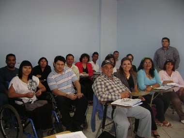 La Coordinadora de Gestión Operativa del Senadis junto a los beneficiarios del curso de Capacitación en Administración de Bodega.