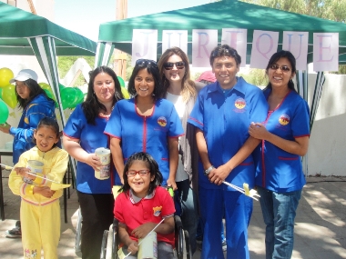 La Coordinadora de Gestión Operativa del Senadis, Ximena Arnacibia junto a niños y profesionales de la Agrupación Jurique.