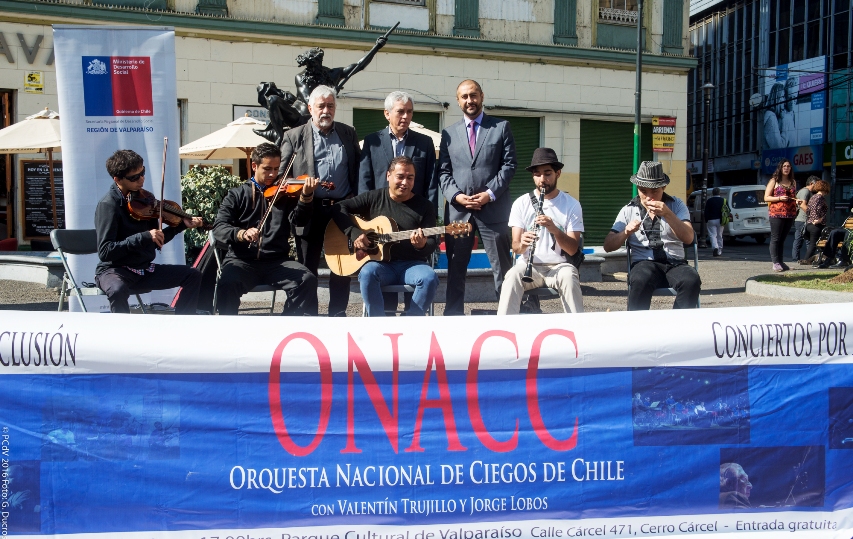 La Orquesta Nacional de Ciegos de Chile junto a autoridades: Seremi de Desarrollo Social, Director Regional del Senadis y director del Parque Cultural