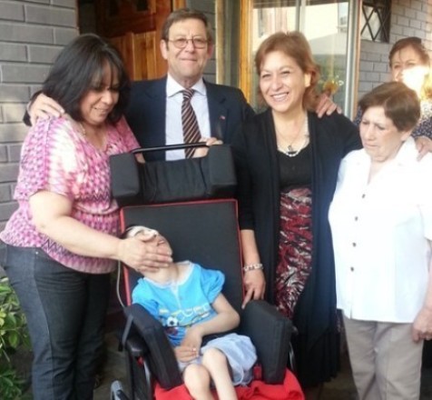  Director Regional, Francisco Lazo entrega de silla de rueda a Marian Carvallo.