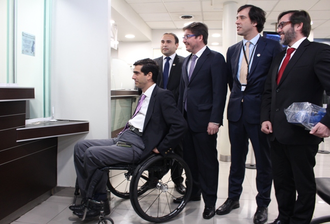 Fotografías de autoridades recorriendo las instalaciones accesibles del banco. 