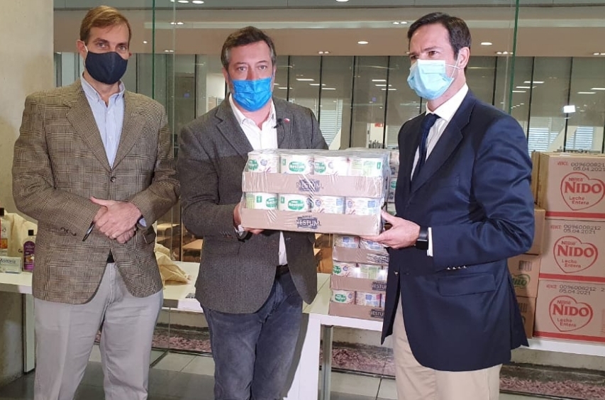Ministro Sichel, junto al Director Regional de SENADIS, recibe de manos del representante de NestlÃ© una caja de la donaciÃ³n.