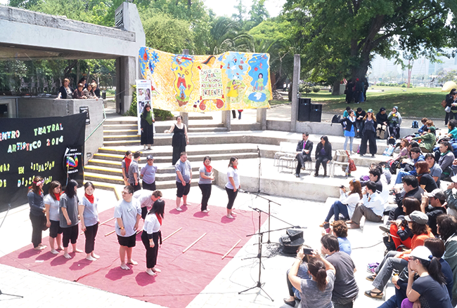 Grupo artístico presentando obra en el encuentro. 