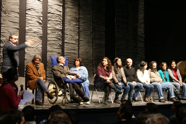 Alberto Vega y actores durante el conversatorio con los asistentes a la obra. 