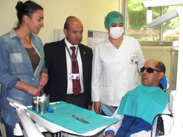 Directora Regional de Senadis junto a paciente del operativo dental