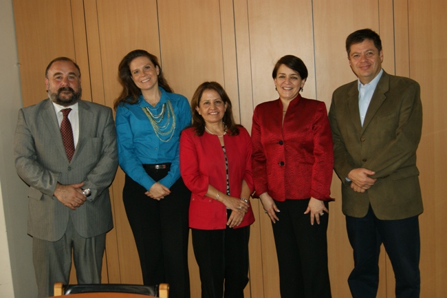 Autoridades presentes en la firma del Convenio de Colaboración entre Senadis y el IEJ.
