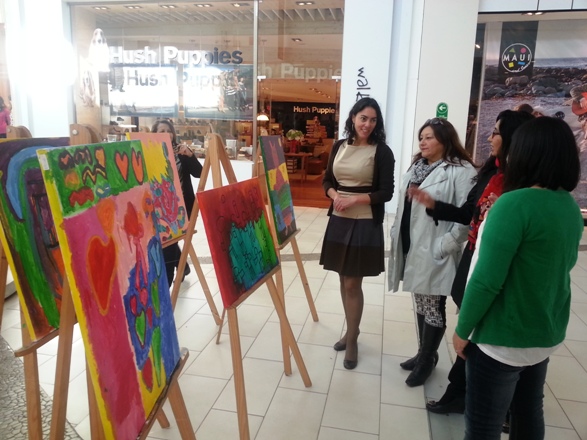 Directora Regional de Senadis visita exposición del Taller Flor de Arte