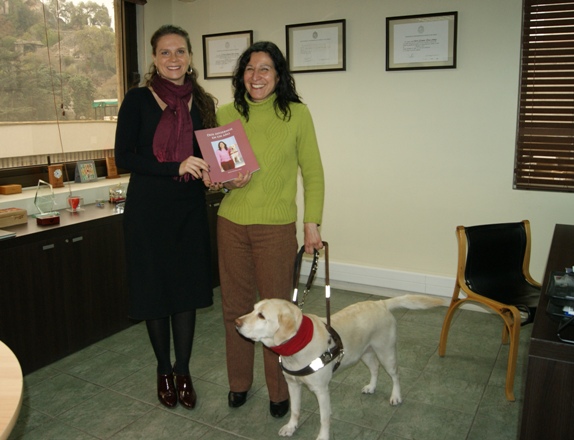 Directora Nacional del Senadis junto a Ruth Espinoza y Roxy su perro guía, recibe libro publicado.