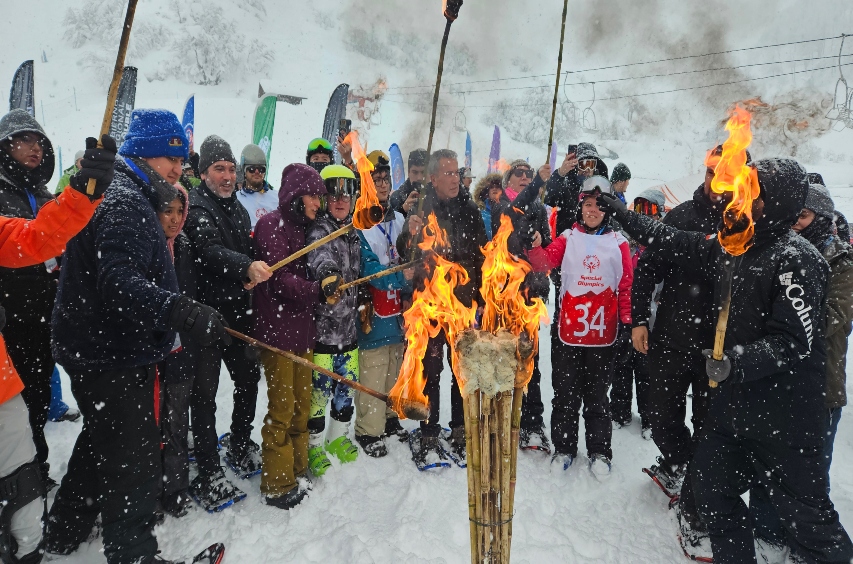 Autoridades y deportistas encienden la llama que da inicio a los Juegos Nacionales de Invierno.