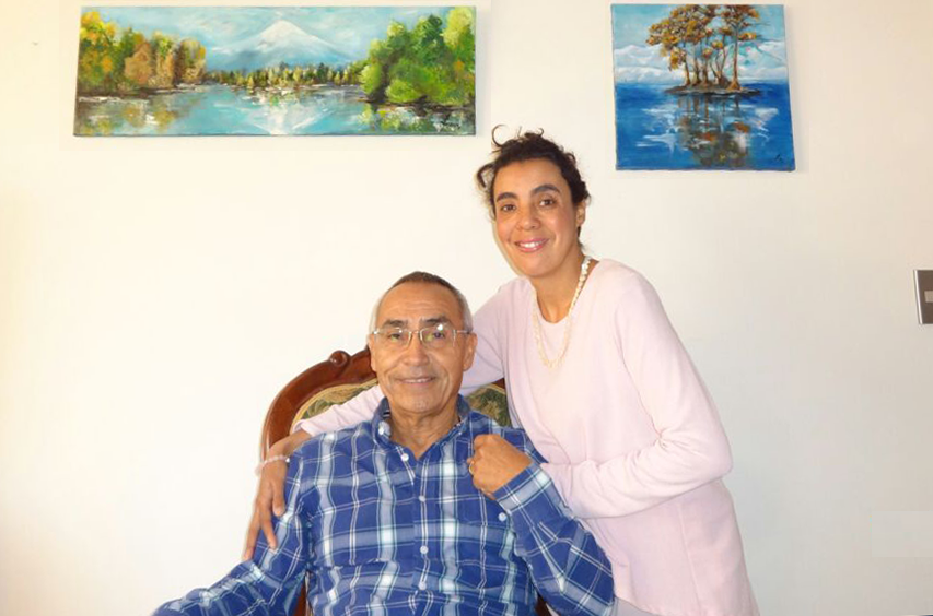 Clarisa Villarroel, artista visual de Iluminoarte, junto a su padre, Pablo Villarroel. 
