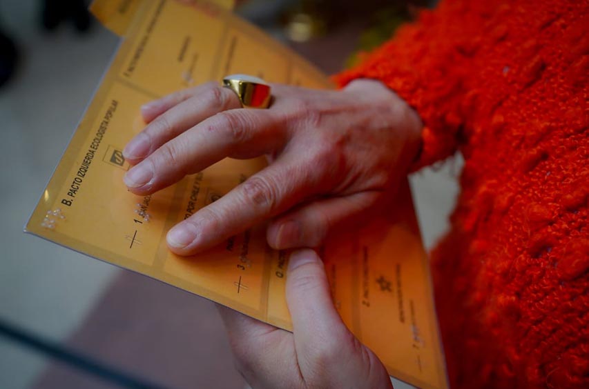 Información Voto Asistido. La imagen muestra una manos sobre la p0lantilla Braille. Fotografía: Fotógrafo Ministerio de Desarrollo Social y Familia