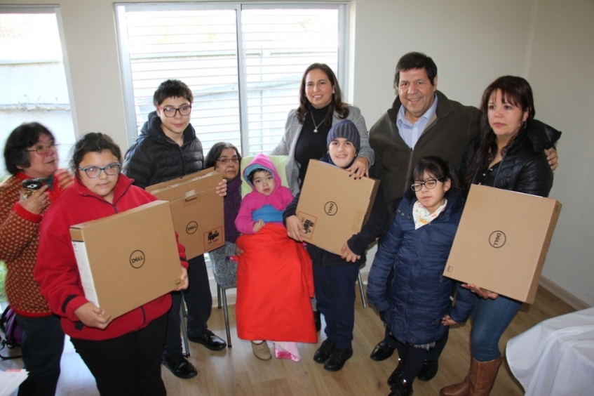 Directora Regional de Senadis y el Alcalde de Tucapel hacen entrega de los notebooks a los niños y niñas beneficiadas por Senadis.