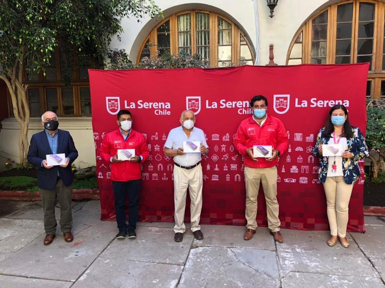 Donan tablets para las clases a distancia de niños y niñas de educación especial de La Serena